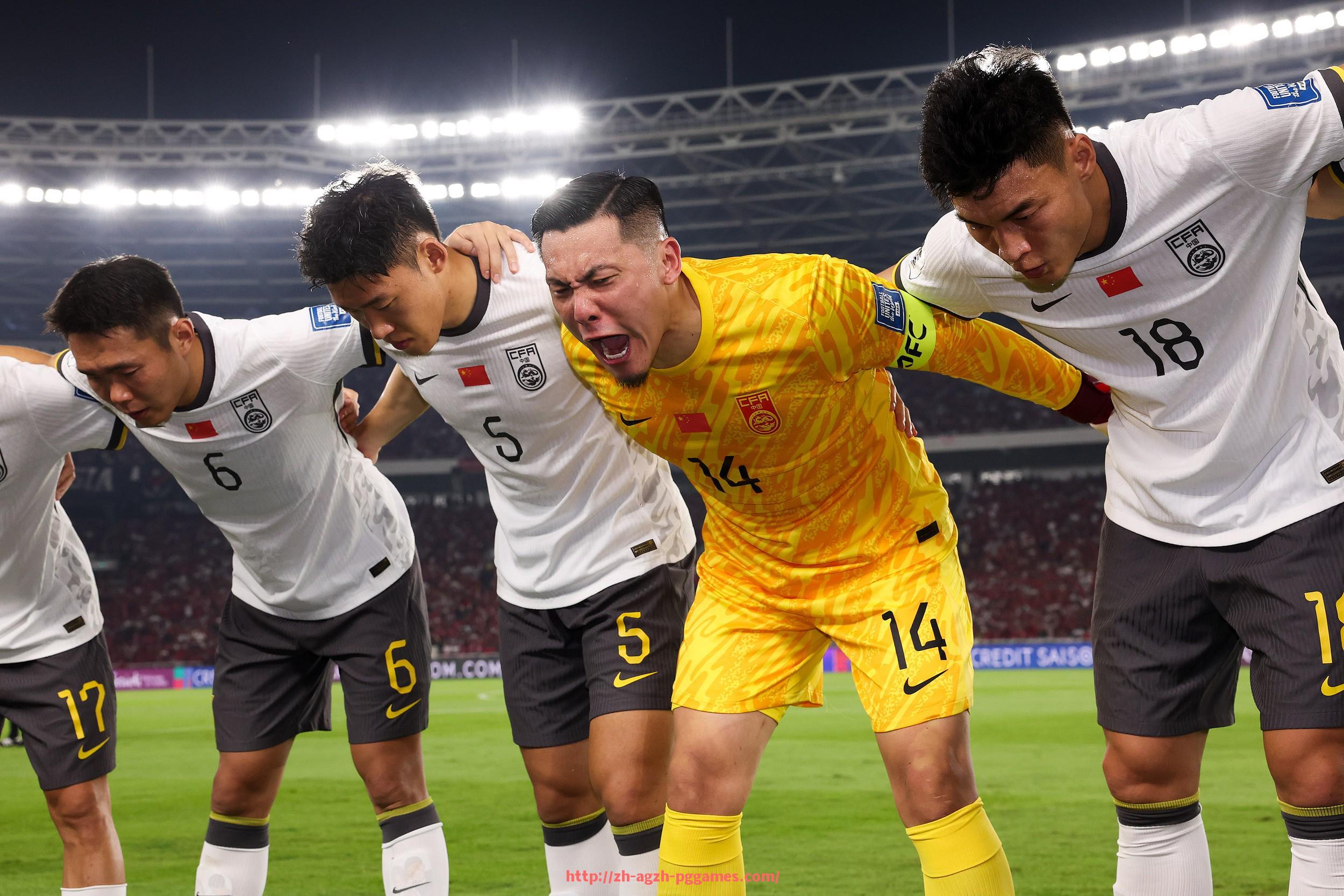 PG模拟器官方网站-篮球比赛中“落后阶段阵容压缩策略”是否优先于三分手感爆发式调整